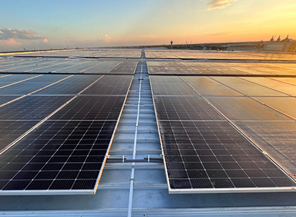 屋上太陽光設備　発電量約1,000Kw